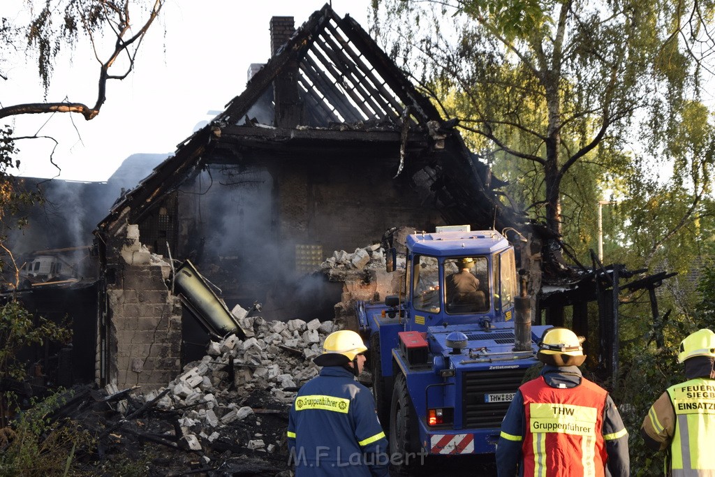 Grossfeuer Einfamilienhaus Siegburg Muehlengrabenstr P0989.JPG - Miklos Laubert